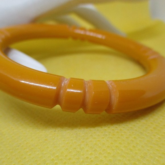 CARVED BUTTERSCOTCH BAKELITE Bangle Bracelet Never Worn Vtg. 1940s Thick Carved - Picture 5 of 10
